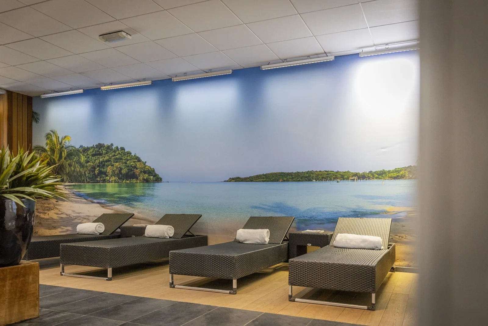 Ruheraum mit Liegen vor einem Strandbild im Parkhotel Horst